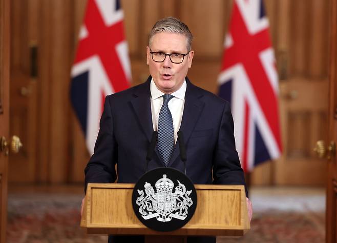 키어 스타머 영국 총리가 미국과 이스라엘이 이란 상대 공습에 나선 28일(현지시간) 런던 다우닝가에서 이란 및 중동 현황 관련 성명을 발표하고 있다. EPA연합뉴스