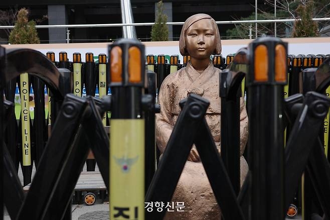 삼일절 107주년을 맞은 1일 서울 종로구 옛 일본대사관 앞에 위치한 ‘평화의 소녀상’이 경찰 폴리스라인(질서유지선)에 둘러싸여 있다. 우혜림 기자