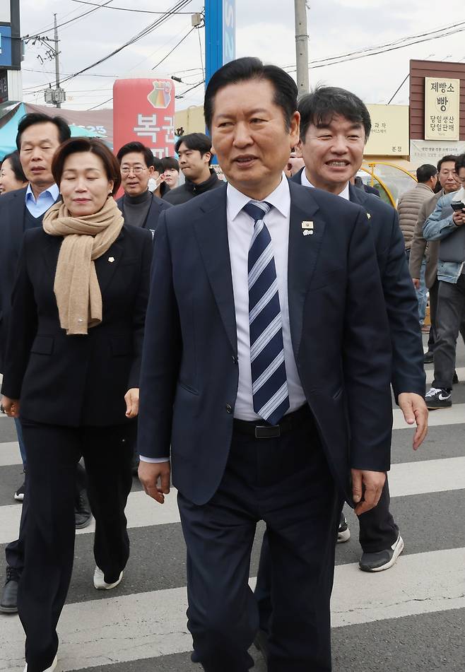 정청래 더불어민주당 대표가 1일 충남 천안시 아우내장터를 방문하고 있다. 연합뉴스