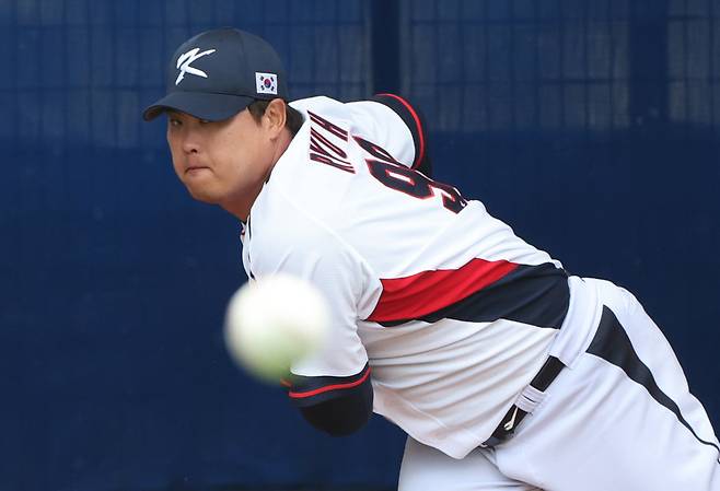 16년 만에 국가대표로 복귀한 류현진이 월드베이스볼클래식(WBC)을 준비하며 지난 2월27일 힘껏 불펜 피칭을 하고 있다.   연합뉴스