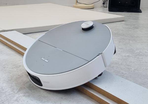 로보락의 신제품 S10 MaxV Ultra가 이중 문턱을 넘고 있다. 정옥재 기자