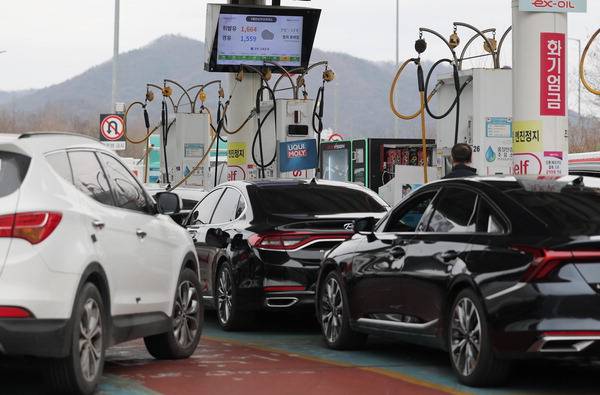 미국과 이스라엘의 이란 공격과 이에 따른 이란 최고 지도자 아야톨라 세예드 알리 하메네이의 사망 보도로 국제유가 급등이 예상되는 가운데 1일 서울 서초구 만남의광장 주유소에 휘발유와 경유 가격이 표시돼 있다. 연합뉴스