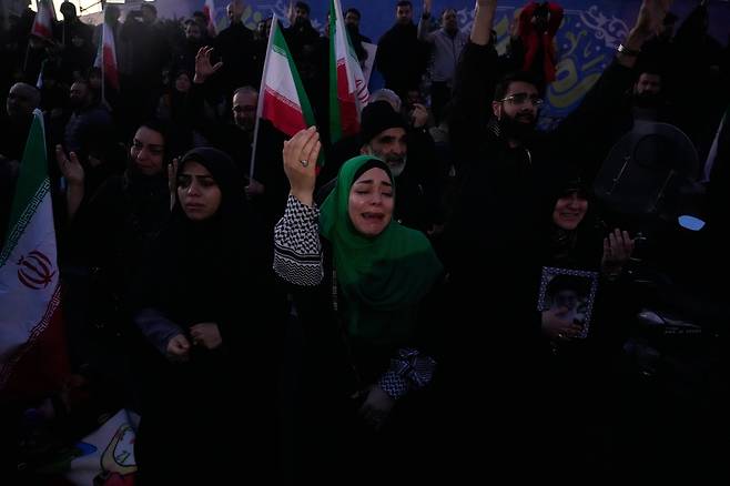 Government supporters mourn in a gathering after state TV officially announced the death of Iranian Supreme Leader Ayatollah Ali Khamenei, in Tehran, Iran, on March 1. [AP/YONHAP]