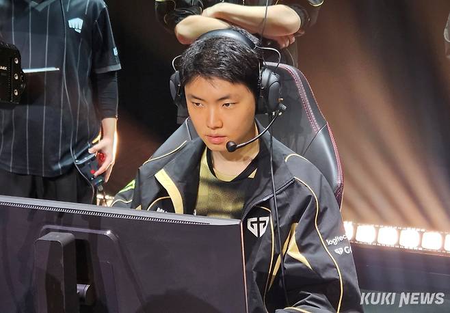 ‘쵸비’ 정지훈이 1일 오후 4시(현지시각) 홍콩 카이탁 아레나에서 열린 ‘2026 LCK컵’ 결승전 BNK와의 경기가 열리기 전 장비 세팅을 하고 있다. 송한석 기자