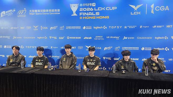 박준석 BNK 피어엑스 감독(왼쪽)과 선수단이 1일 오후 4시(현지시각) 홍콩 카이탁 아레나에서 열린 젠지와의 ‘2026 LCK컵’ 결승전이 끝난 뒤 기자회견에 참석하고 있다. 송한석 기자