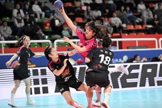 1일 SK와 경기에서 슛을 시도하는 경남개발공사 이연송. 사진[연합뉴스]