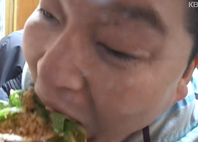 지난 2008년 KBS ‘일박이일’ 프로그램에서 방영된 강호동의 봄동비빔밥 ‘먹방’이 다시금 회자되고 있다. 한 유튜브 쇼츠에서는 ‘다시보는 강호동 봄동 레전드 먹방’의 제목으로 무려 조회수 496만회(2월 27일 기준)를 기록하고 있다. [KBS 한국방송 유튜브 캡처]