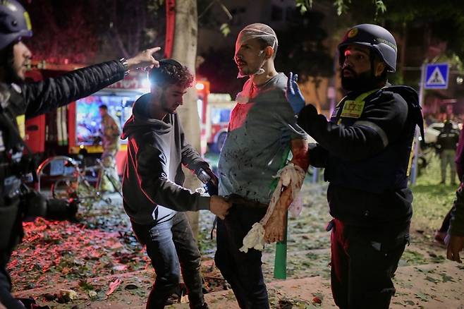 이란 공습으로 부상 당한 주민. [뉴시스]