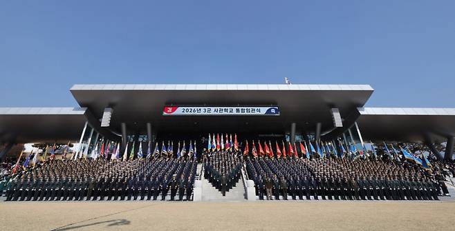 [계룡=뉴시스] 최동준 기자 = 20일 충남 계룡대 대연병장에서 열린 육·해·공군 사관학교 통합임관식 (청와대통신사진기자단) 2026.02.20.  /사진=