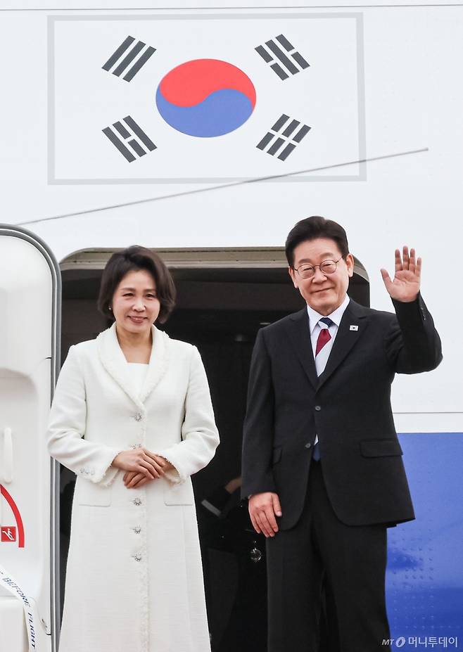 (성남=뉴스1) 허경 기자 = 이재명 대통령과 김혜경 여사가 1일 싱가포르와 필리핀 국빈 방문을 위해 경기 성남 서울공항을 통해 출국하며 인사하고 있다.  Copyright (C) 뉴스1. All rights reserved. 무단 전재 및 재배포,  AI학습 이용 금지. /사진=(성남=뉴스1) 허경 기자