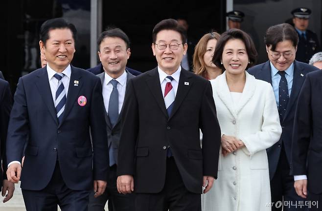 (성남=뉴스1) 허경 기자 = 이재명 대통령과 김혜경 여사가 1일 싱가포르와 필리핀 국빈 방문을 위해 경기 성남 서울공항에서 공군1호기로 이동하고 있다.  Copyright (C) 뉴스1. All rights reserved. 무단 전재 및 재배포,  AI학습 이용 금지. /사진=(성남=뉴스1) 허경 기자