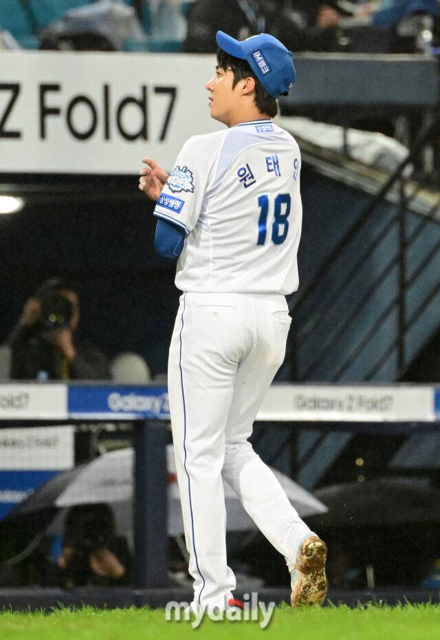 2025년 10월 13일 오후 대구 삼성라이온즈파크에서 열린 '2025 신한 SOL Bank KBO 포스트시즌' SSG 랜더스와 삼성 라이온즈의 준플레이오프 3차전 경기. 삼성 선발투수 원태인이 6⅔이닝 105구 1실점 호투를 한 뒤 교체되고 있다./마이데일리