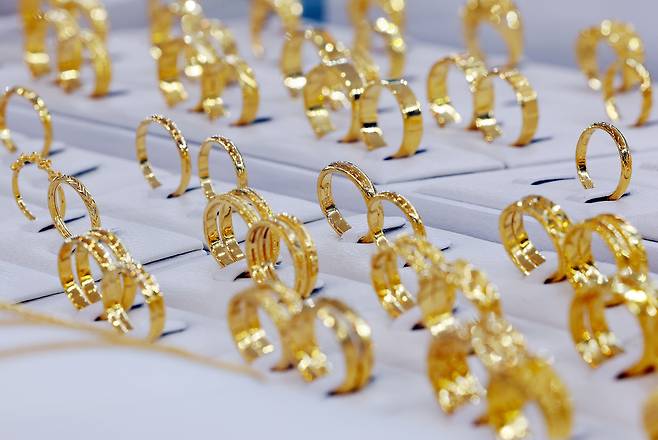 서울 종로구 한국금거래소에 전시된 금 현물. [연합]