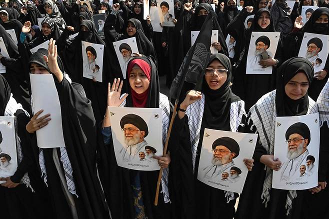 1일(현지시간) 파키스탄 라호르에서 열린 시위 도중 파키스탄 시아파 무슬림들이 미국과 이스라엘의 이란 공격을 규탄하며 고(故) 아야톨라 알리 하메네이 이란 최고지도자의 포스터를 들고 있다. [AFP]