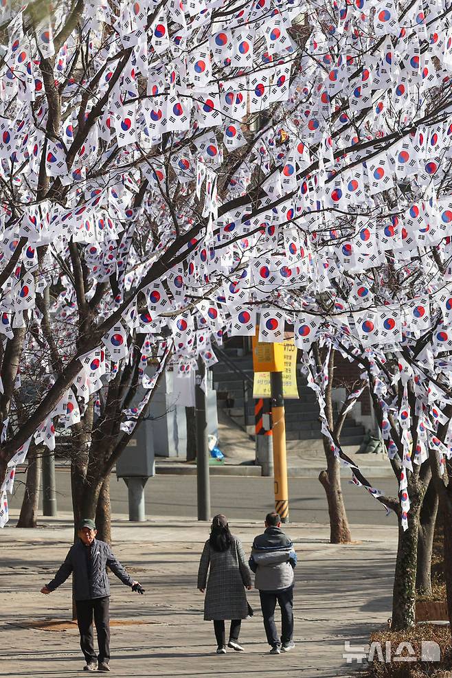 [서울=뉴시스] 권창회 기자 = 삼일절을 일주일 앞둔 22일 서울 용산구 효창공원 내 나무에 태극기가 설치되어 있다. 2026.02.22. kch0523@newsis.com