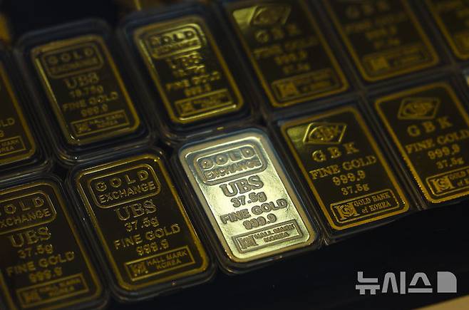 [서울=뉴시스] 정병혁 기자 = 19일 서울시내 금은방에 골드바가 진열되어 있다.2026.02.19. jhope@newsis.com