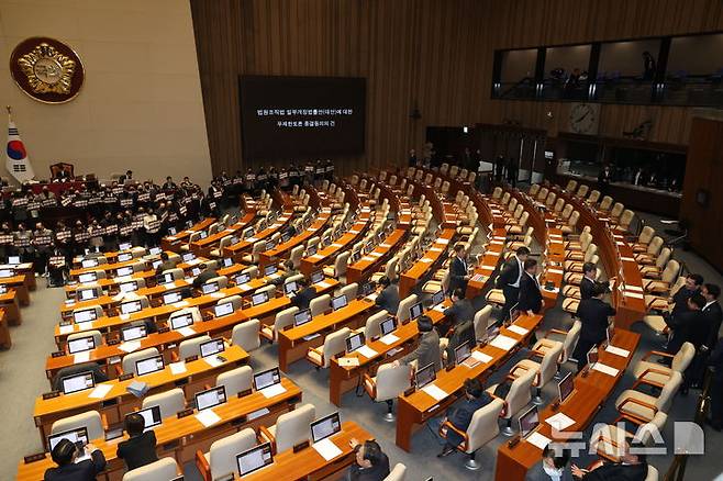 [서울=뉴시스] 조성봉 기자 = 28일 오후 서울 여의도 국회 본회의에서 '대법관 증원'을 핵심으로 하는 법원조직법 일부개정법률안에 대한 무제한토론(필리버스터) 종결 투표가 시작되자 국민의힘 의원들이 단상을 점거하고 침묵시위를 하고 있는 가운데 김민석(오른쪽) 국무총리와 민주당 의원들이 사진을 찍고 있다. 2026.02.28. suncho21@newsis.com
