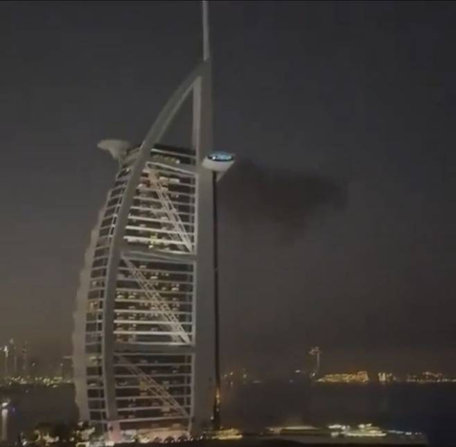 [뉴시스] 두바이의 대표적 랜드마크인 부르즈 알아랍 호텔에서 1일(현지 시간) 새벽 화재가 발생했다. (사진='Freedom_73X' 캡처) *재판매 및 DB금지 *재판매 및 DB 금지