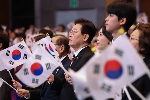 3·1절 노래 제창하는 이재명 대통령 부부 3·1절 노래 제창하는 이재명 대통령 부부     (서울=연합뉴스) 김도훈 기자 = 이재명 대통령과 김혜경 여사가 1일 서울 강남구 코엑스에서 열린 제107주년 3·1절 기념식에서 3·1절 노래를 제창하고 있다.  2026.3.1       superdoo82@yna.co.kr  (끝)   <저작권자(c) 연합뉴스, 무단 전재-재배포, AI 학습 및 활용 금지>