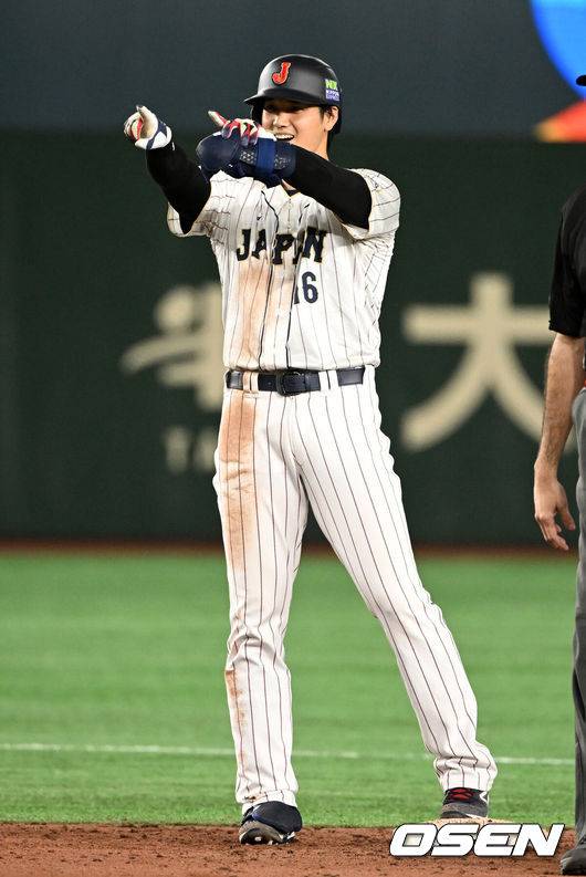 [OSEN=도쿄(일본), 손용호 기자]&nbsp;이강철&nbsp;감독이 이끄는 대한민국 월드베이스볼클래식(WBC) 대표팀이 10일 일본 도쿄돔에서 일본과 1라운드 B조 경기를 가졌다.5회말 무사에서 일본 오타니가 우익선상 2루타를 날리고 세리머니를 하고 있다. 2023.03.10 /spjj@osen.co.kr