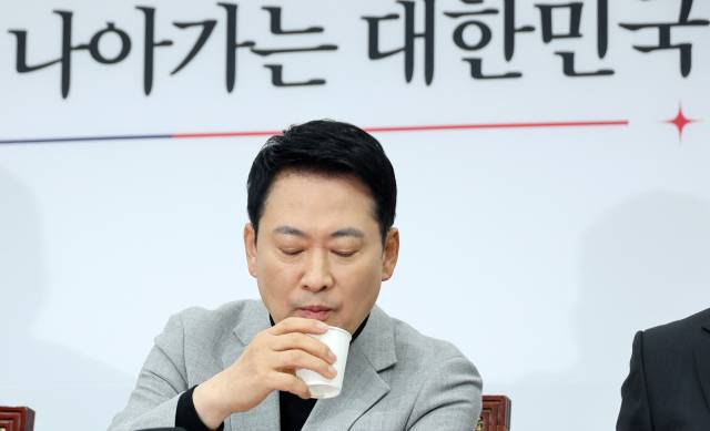 ▲국민의힘 장동혁 대표가 26일 국회에서 열린 최고위원회의에서 모두발언을 마친 뒤 물을 마시고 있다. ⓒ연합뉴스
