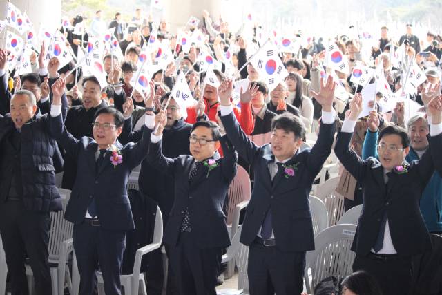 ▲독립기념관 삼일절 기념행사에 참석한 (왼쪽 두 번째부터)김석필 천안시장 직무대행, 서태호 독립기념관장 직무대리, 문진석·이정문 국회의원 등이 만세삼창을 외치고 있다 ⓒ프레시안(장찬우 기자)