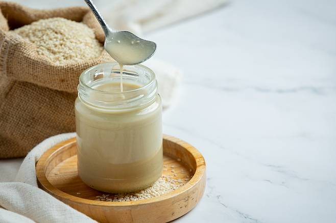 바쁜 아침 식사 대용으로 인기가 높은 미숫가루. 공복에 마시는 미세 분말 형태의 곡물 음료는 혈당을 빠르게 올릴 수 있어 주의가 필요하다. Freepik