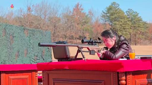 북한 김정은 국무위원장의 딸 김주애가 소총 조준&nbsp;사격 자세를 취하고 있다. 2월28일 조선중앙TV에 의해 공개됐다. 뉴시스