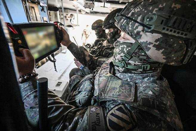 육군이 26일 양평종합훈련장에서 AI 기반 유·무인복합 한국형공병전투차량(K-CEV)의 첫 실전 훈련 현장을 공개했다. 사진은 K-CEV 승무원이 정찰드론을 조종하는 모습. 육군 제공