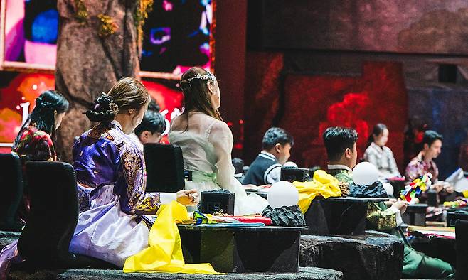 순직 소방관과 경찰관 사인을 사주풀이 예능 프로그램 소재로 사용하면서 논란이 된 디즈니+ ‘운명전쟁49’의 한 장면. 전 세계에 2주 넘게 유통되면서 순직 공직자 유가족 및 관계자가 큰 마음의 상처를 입었다. 디즈니+ 제공
