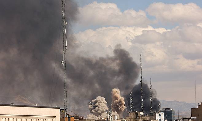 연기 치솟는 테헤란 1일(현지시간) 이스라엘과 미국의 공습을 받은 이란 수도 테헤란 시내에서 폭발로 인한 연기가 피어오르고 있다. 지난달 28일(현지시간) 시작된 미국·이스라엘과 이란의 상호 공격은 이틀째 이어졌다. WANA 제공, 테헤란=로이터연합뉴스