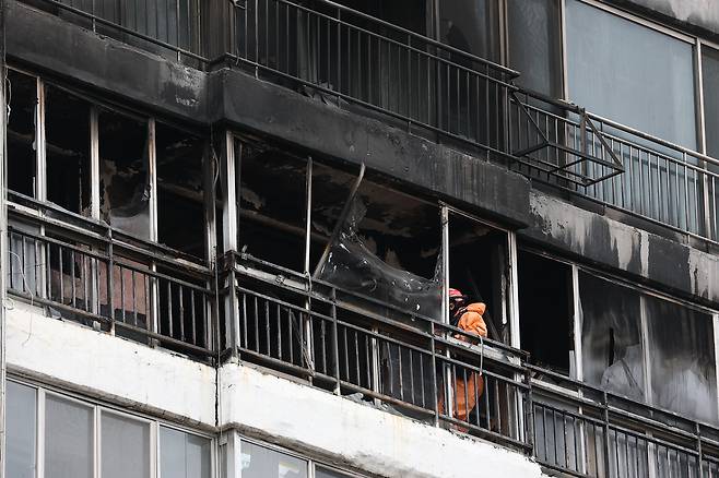 지난달 24일 화재가 발생한 아파트에서 경찰, 소방 관계자들이 화재 원인 조사를 위한 합동 감식을 하고 있다. 연합뉴스