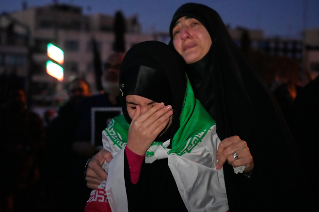 1일 이란 수도 테헤란에서 많은 사람들이 최고지도자 아야톨라 알리 하메네이의 사망을 애도하고 있다. 테헤란 AP 연합뉴스