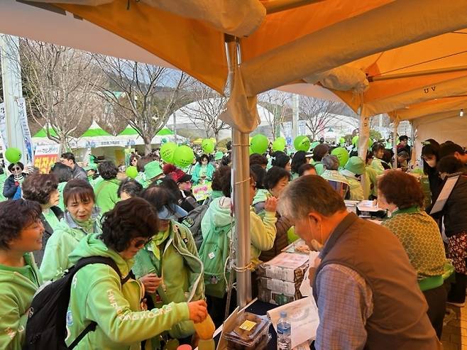 제54회 강진청자축제장 직거래장터 현장 모습.