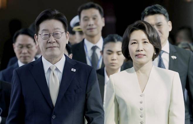 싱가포르를 국빈 방문한 이재명 대통령과 김혜경 여사가 1일 창이 국제공항에 도착한 공군1호기에서 내려 이동하고 있다. 2026.3.1 연합뉴스