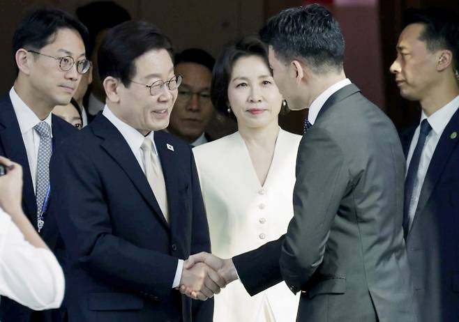 싱가포르를 국빈 방문한 이재명 대통령과 김혜경 여사가 1일 창이 국제공항에서 영접 인사와 악수하고 있다. 2026.3.1 연합뉴스