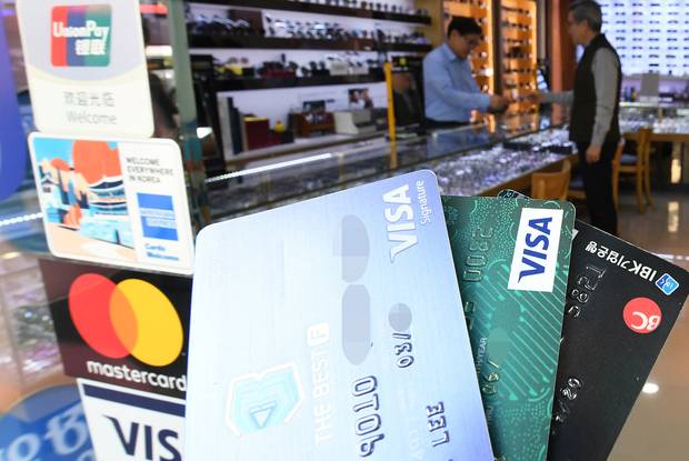 서울 중구 남대문시장의 한 상점에서 소비자가 신용카드로 결제하고 있다. 오승현 기자