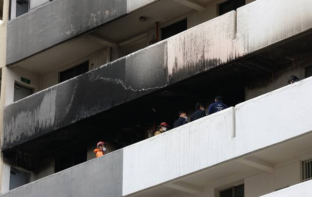 24일 오전 6시 18분께 서울 강남구 대치동 은마아파트에서 발생한 화재로 1명이 숨지고 같은 집에 있던 2명이 얼굴에 화상을 입고 연기를 마시는 등 부상을 입고 구조됐다. 이날 화재가 발생한 아파트에서 경찰, 소방 관계자들이 화재 원인 조사를 위한 합동 감식을 하고 있다. 연합뉴스