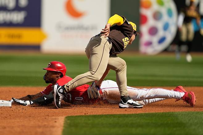 샌디에이고 송성문이 지난달 27일(한국시간) 굿이어 볼파크서 열린 신시내티와 시범경기 도중 상대 선수를 태그하고 있다. 애리조나｜AP뉴시스
