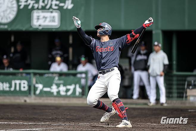 롯데 윤동희가 1일 미야코노조구장서 열린 지바롯데전서 타격하고 있다. 사진제공｜롯데 자이언츠