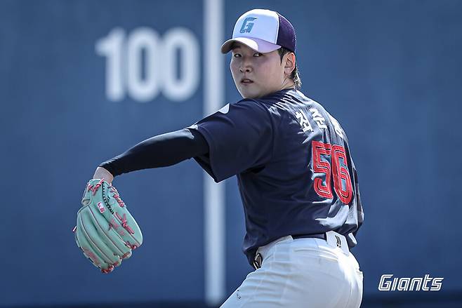 ▲ 2026시즌을 준비하는 과정에서 늑골 부상을 당해 1차 스프링캠프 합류가 불발돼 우려를 낳았지만, 2차 미야자키 스프링캠프에 정상 합류해 첫 불펜 피칭을 소화한 최준용. ⓒ롯데 자이언츠