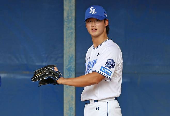 ▲ 이호성. 삼성 라이온즈 필승조의 한 축을 맡을 것이라 예상됐던 투수 이호성이 큰 부상 악재를 만났다. 스프링캠프 도중 오른쪽 팔꿈치에 이상을 감지한 이호성은 지난 2월 26일 귀국해 한국 병원 4곳에서 검진을 실시했다. 오른쪽 팔꿈치 내측인대 손상으로 수술이 필요하다는 소견이 나왔다. 사실상 시즌 아웃될 것으로 보인다. ⓒ삼성 라이온즈