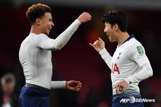 델리 알리(왼쪽)가 손흥민과 함께 골 세리머니를 하고 있다. /AFPBBNews=뉴스1