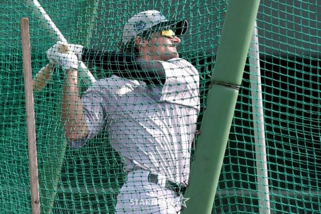 KT 위즈가 26일 일본 오키나와현 우루마 쿠시카와 야구장에서 스프링캠프 일정을 진행했다. 힐리어드가 타격 훈련을 하고 있다. /사진=김진경 대기자