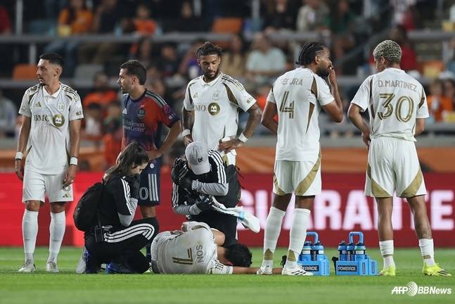 손흥민(아래 7번)이 1일(한국시간) 미국 텍사스주 휴스턴의 쉘 에너지 스타디움에서 열린 2026 미국 프로축구 메이저리그사커(MLS) 2라운드 경기 중 상대에 태클을 당해 쓰러져있다. /AFPBBNews=뉴스1