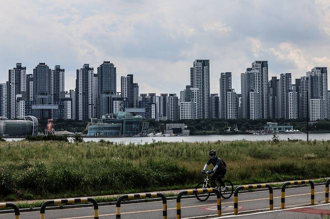 서울 서초구 반포동 ‘래미안원베일리’와 ‘아크로리버파크’. 뉴시스