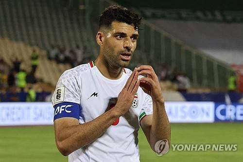 이란에 대한 미국과 이스라엘의 합동 공습 24시간이 되지 않아 이란 최고지도자 아야톨라 세예드 알리 하메네이가 사망한 가운데, 스포츠계도 혼란을 겪고 있다. 특히 오는 6월 캐나다와 미국, 멕시코가 공동개최하는 2026 국제축구연맹(FIFA) 월드컵에 이란이 참가 예정이어서 시선이 쏠리는 중이다. 이란은 불참할 가능성을 알리고 있다. 1일 스페인 유력 매체 마르카에 따르면, 메흐디 타즈 이란축구협회 회장은 이란 국영 방송을 통해 '미국의 공격으로 인해 월드컵 참가를 기대하긴 어려울 것 같다. 최종 결정은 대회 관계자들이 내려야 한다'고 밝혔다. 연합뉴스