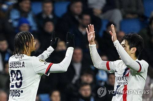파리 생제르맹(PSG) 이강인이 답답했던 팀의 꽉 막힌 공격의 혈을 뚫는 마법 같은 패스로 승점 3점을 선물하며 PSG의 보물이라는 평가를 받았다. PSG는 1일(한국시간) 프랑스 르아브르의 스타드 오세안에서 열린 2025-2026시즌 프랑스 리그1 24라운드 원정 경기에서 르아브르를 1-0으로 꺾고 귀중한 승리를 챙겼다. 이강인은 르아브르의 질식 수비 속에서도 빛났다. 다가오는 유럽축구연맹(UEFA) 챔피언스리그 16강 첼시전을 앞두고 루이스 엔리케 감독의 눈도장을 확실하게 찍은 영양가 만점의 활약이었다. 연합뉴스