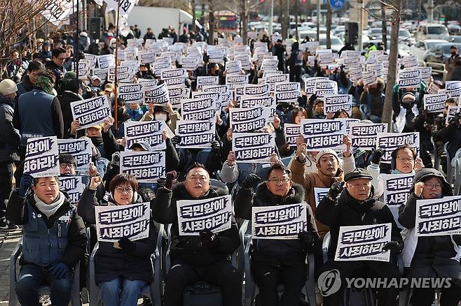 쿠팡 피해자 행동의 날 (서울=연합뉴스) 임화영 기자 = 민주노총 서비스연맹 전국택배노동조합, 택배 노동자 과로사 대책위원회 등 관계자들이 2026년 2월 1일 서울 송파구 쿠팡 본사 앞에서 열린 '쿠팡 피해자 행동의 날' 집회에서 김범석 쿠팡Inc 의장의 처벌과 사과를 촉구하는 구호를 외치고 있다. [연합뉴스 자료사진]