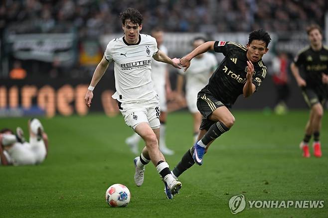 볼경합을 펼치는 우니온 베를린의 정우영(오른쪽) [AP=연합뉴스]